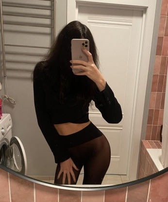 Я индивидуалка, которая умеет создавать незабываемую атмосферу и доставлять неземное удовольствие. Моя креативность и нежность сведут тебя с ума, а опыт и мастерство добавят пикантности в наше свидание. Я знаю, что тебе нужно, и исполню все твои фантазии. В моих услугах нет границ – проведем время, наполненное страстью и удовольствием. Откровенные фото в моем портфолио подтверждают мою красоту и сексуальность. Живу в Москве, в самом сердце столицы, где мои нежные объятия и умелые руки будут твоим особым уголком счастья. Не упусти возможность испытать настоящий праздник страсти со мной. 😘 15079, 27 лет