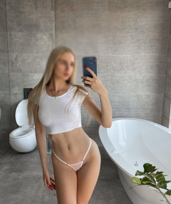 Соблазнительная красавица приглашает в гости и готова погрузить тебя в мир удовольствия и наслаждения. Гарантирую, ты останешься доволен и захочешь вернуться ко мне снова и снова! 6652, 18 лет